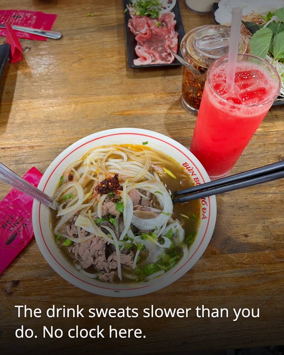 Bep Ong Cau table with drink and noodles