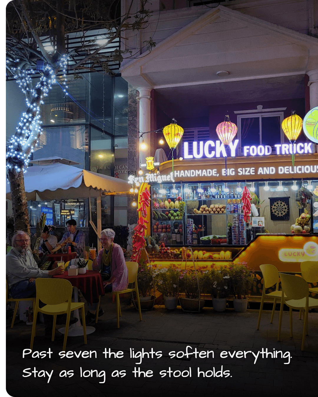 Lucky Quán evening seating