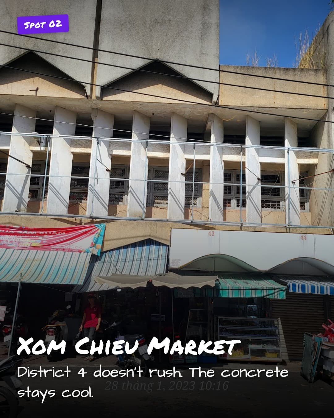 Xóm Chiếu Market exterior