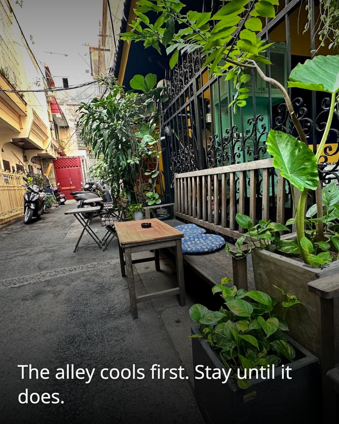 Tiem Ca Phe Cu Xa 30 alley seating
