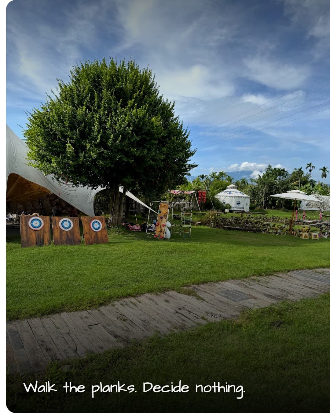 Hani Glamping Da Nang wooden path