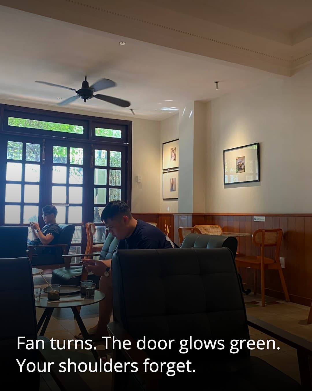 Thaiyen Cafe - Cafeyen interior with fan