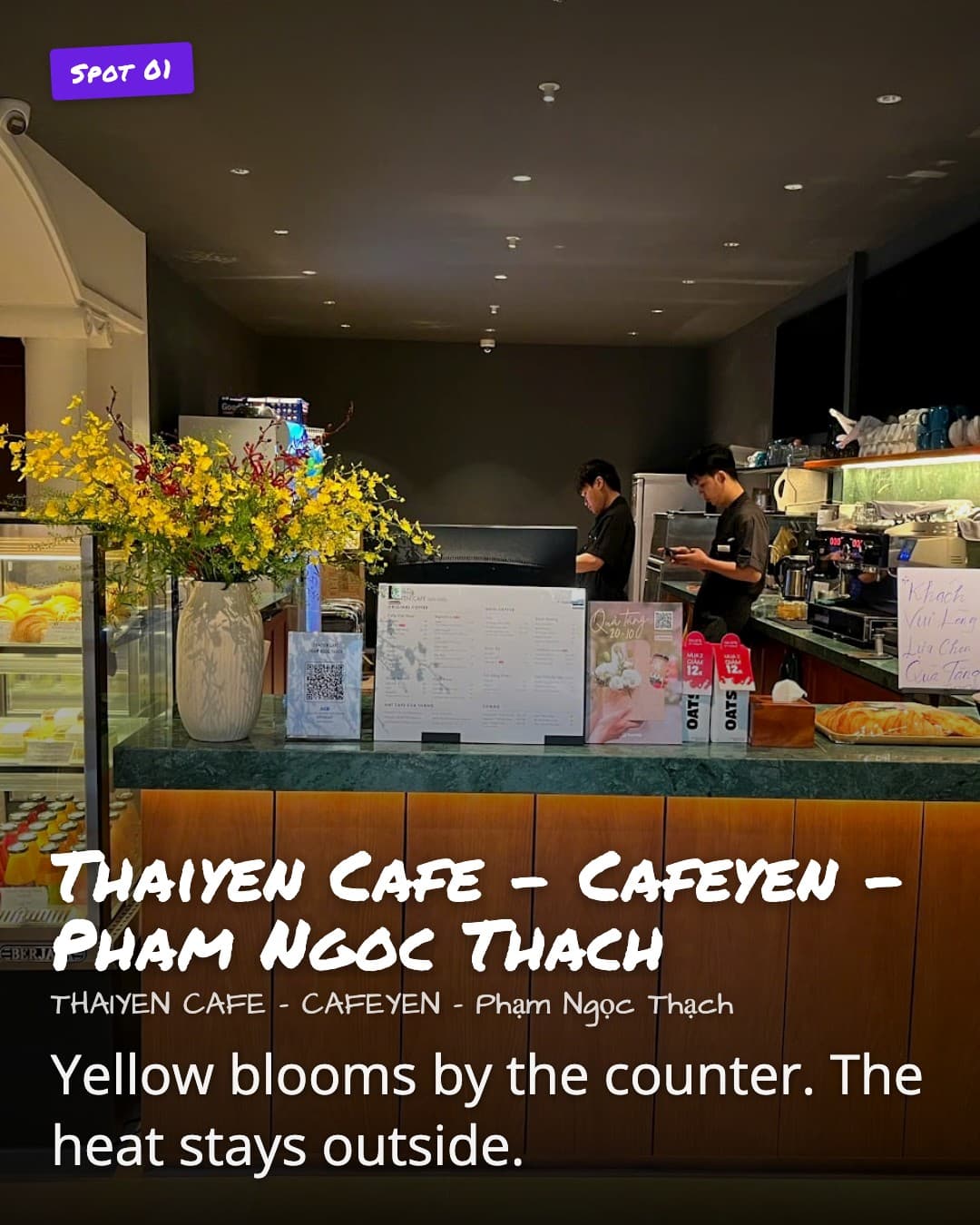 Thaiyen Cafe - Cafeyen interior with yellow flowers