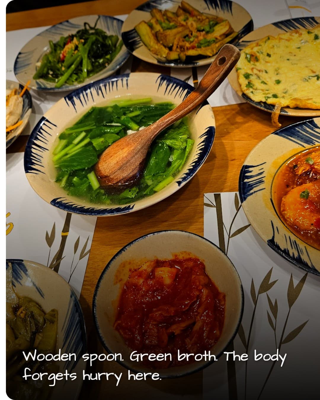 Nha Bep Cho Han Restaurant shared table