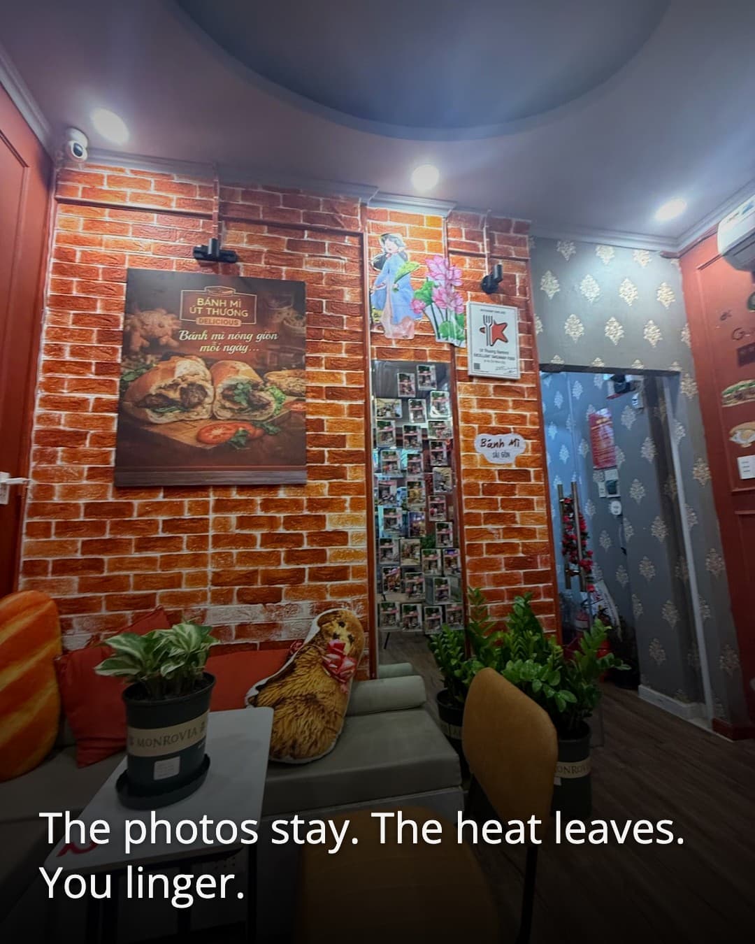 Ut Thuong Banhmi interior seating