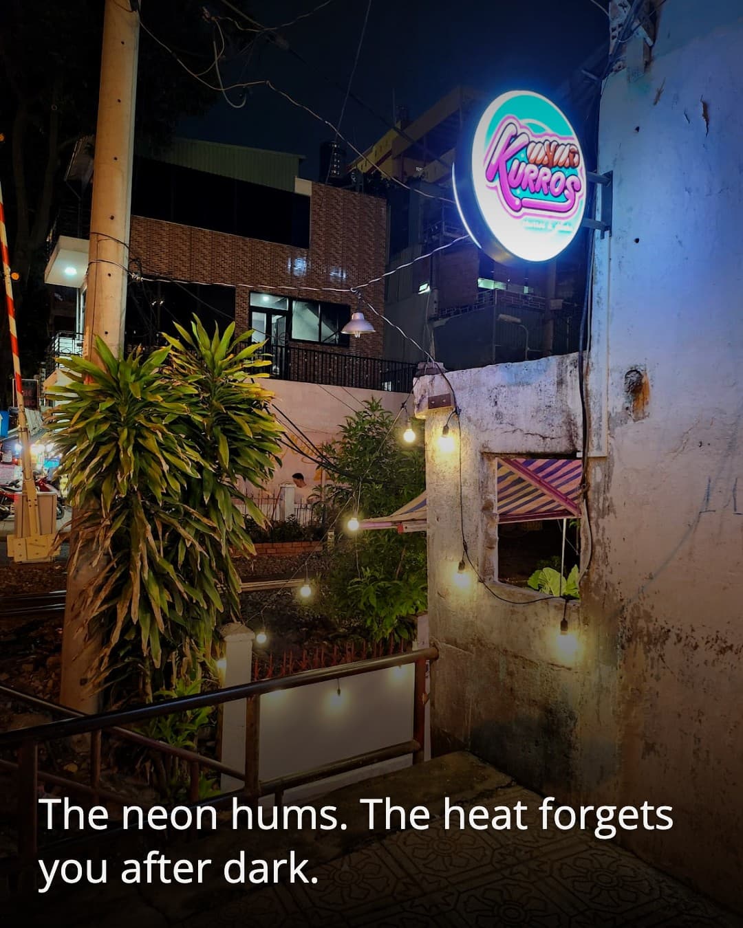 Kurros neon sign at dusk