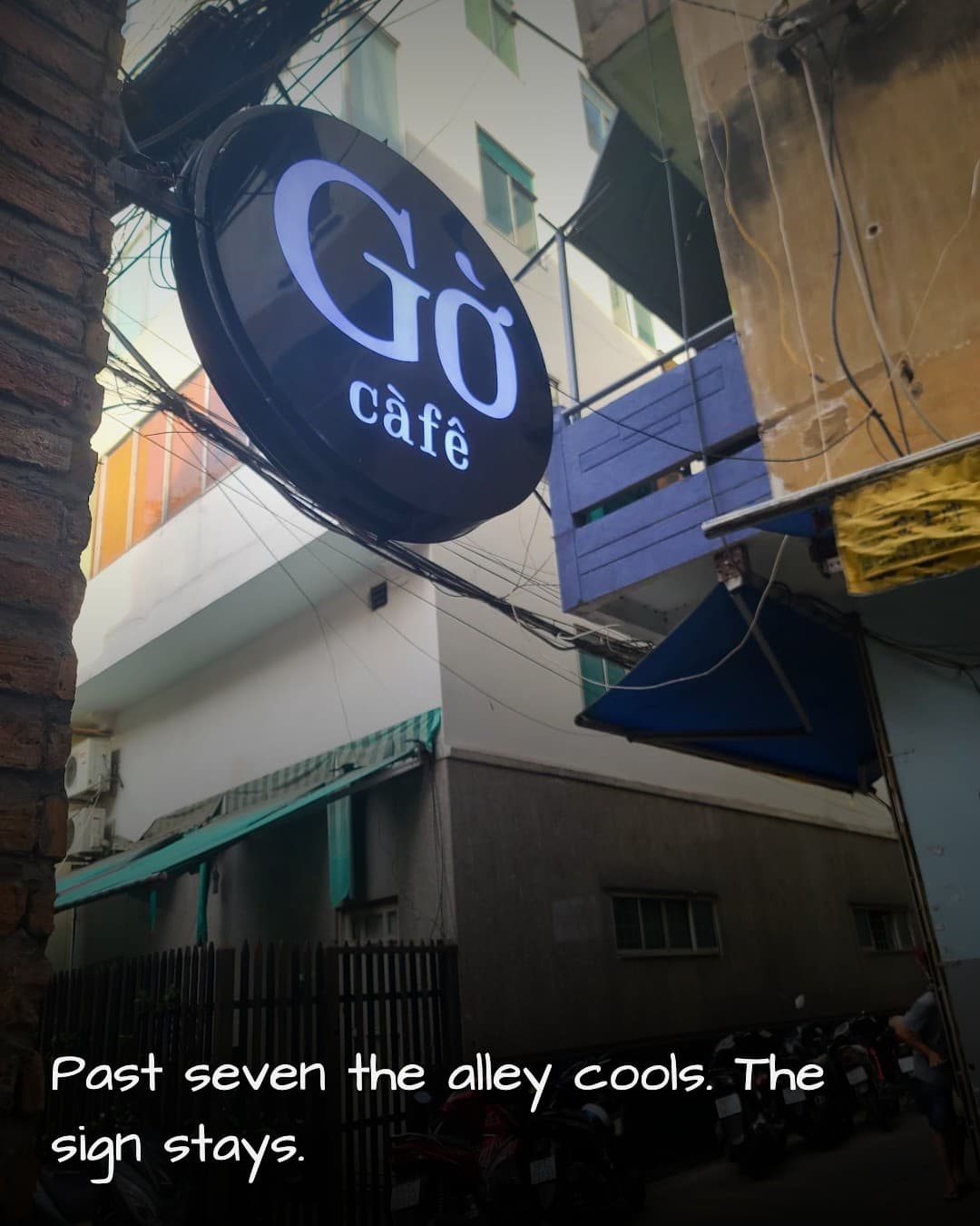 Gờ Cafe - Trần Hưng Đạo evening sign