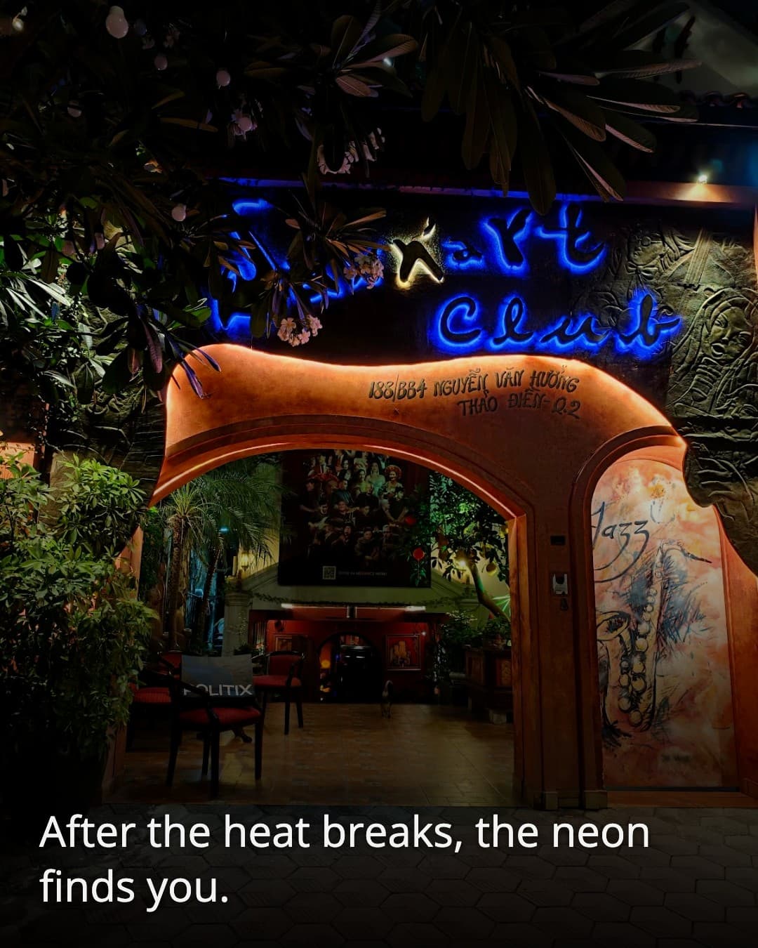 Saxn'Art Club neon entrance