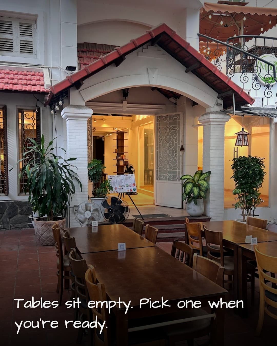 THE WISELANDS Coffee courtyard tables