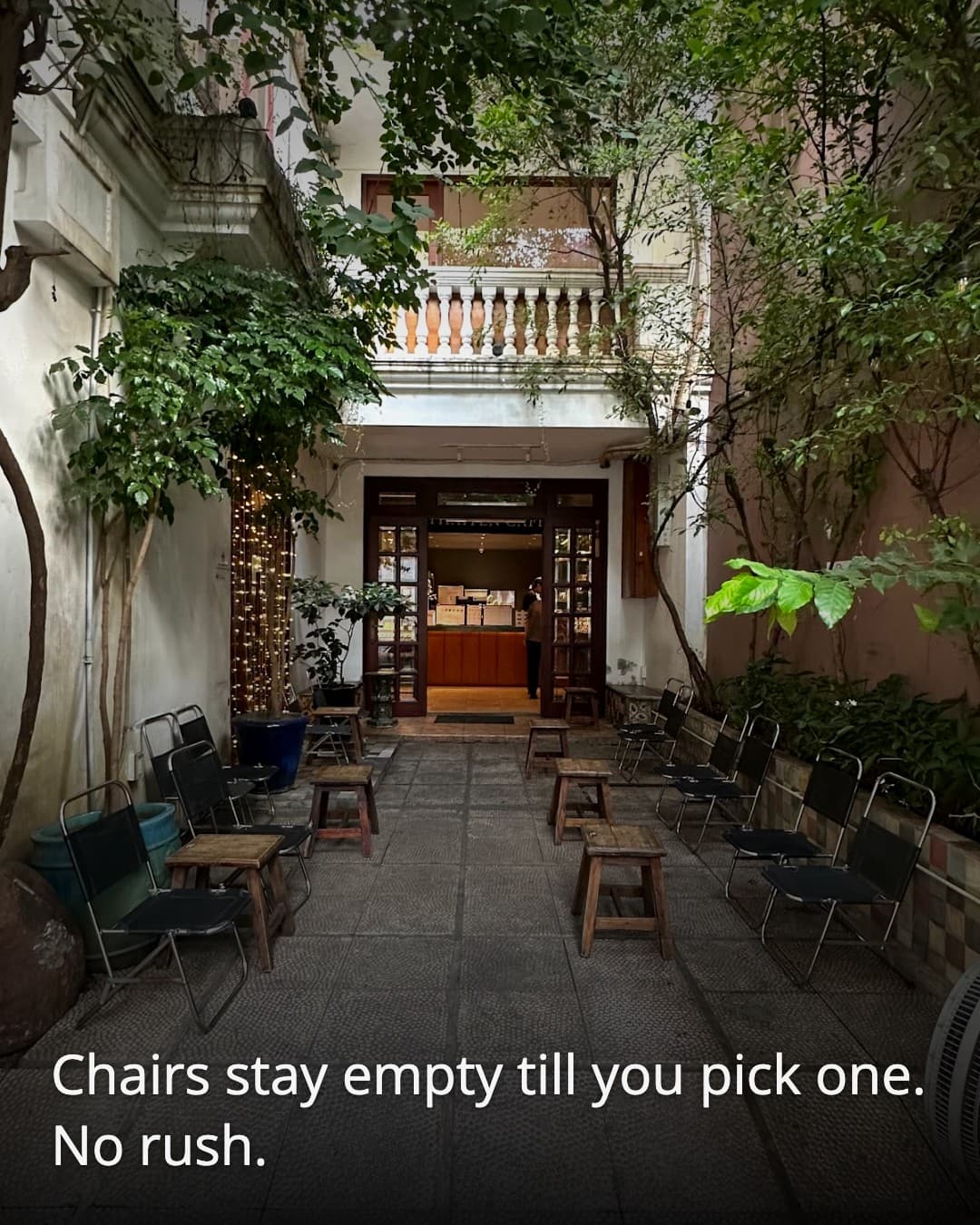 Thaiyen Cafe - Cafeyen courtyard seating