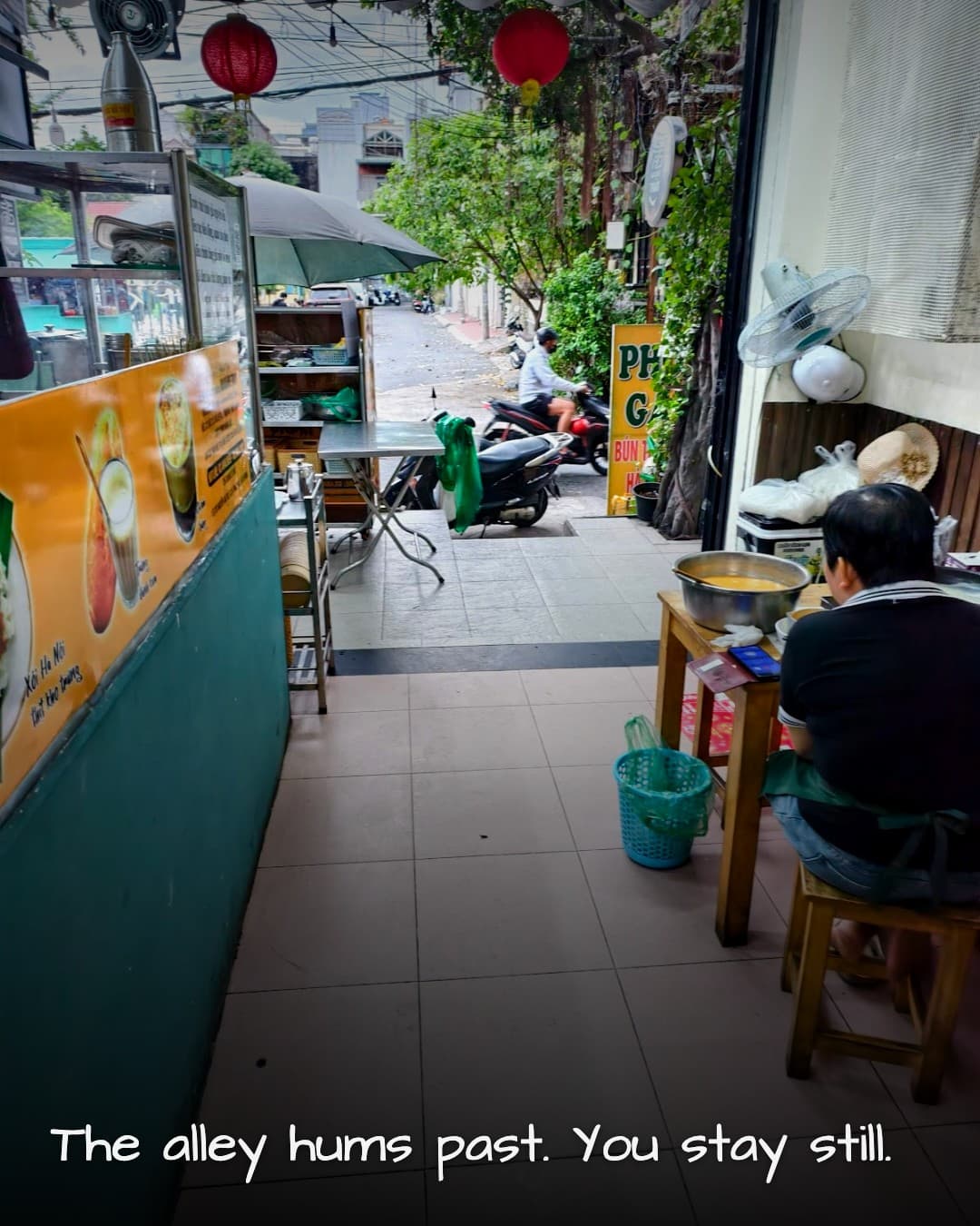 Pho Ga - Banh Mi - Xoi Pate Madam Thao alley view