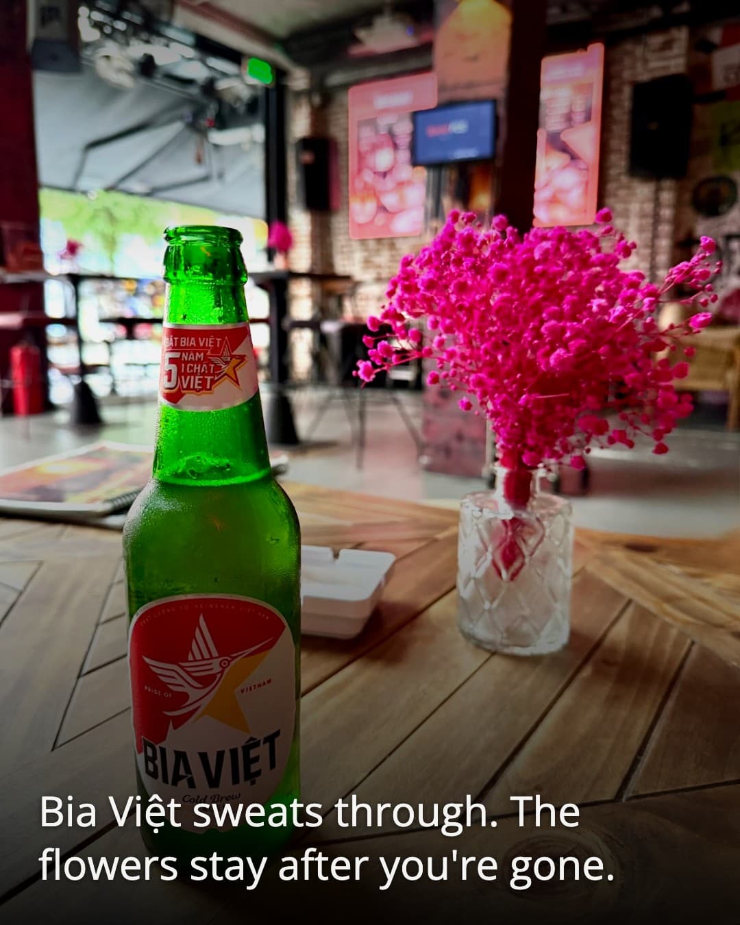 HIDEAWAY beer bottle with dried flowers on table