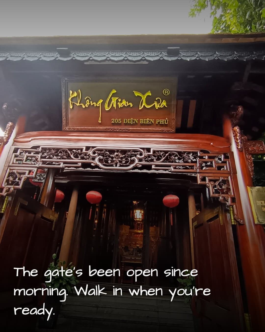 Khong Gian Xua entrance gate