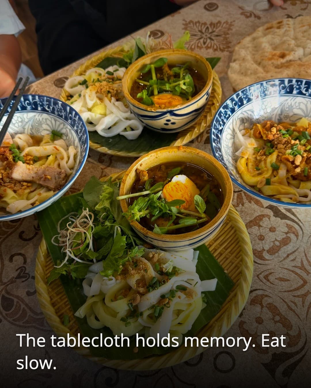Mi Quang Ech Bep Trang shared table