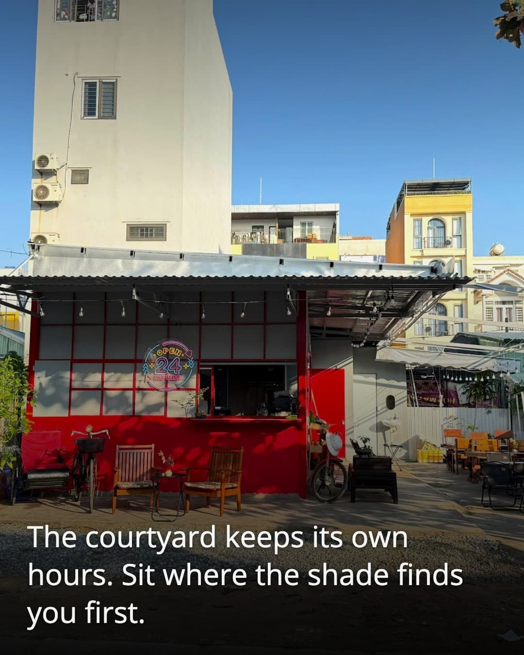 REDRUCRO CAFE courtyard seating