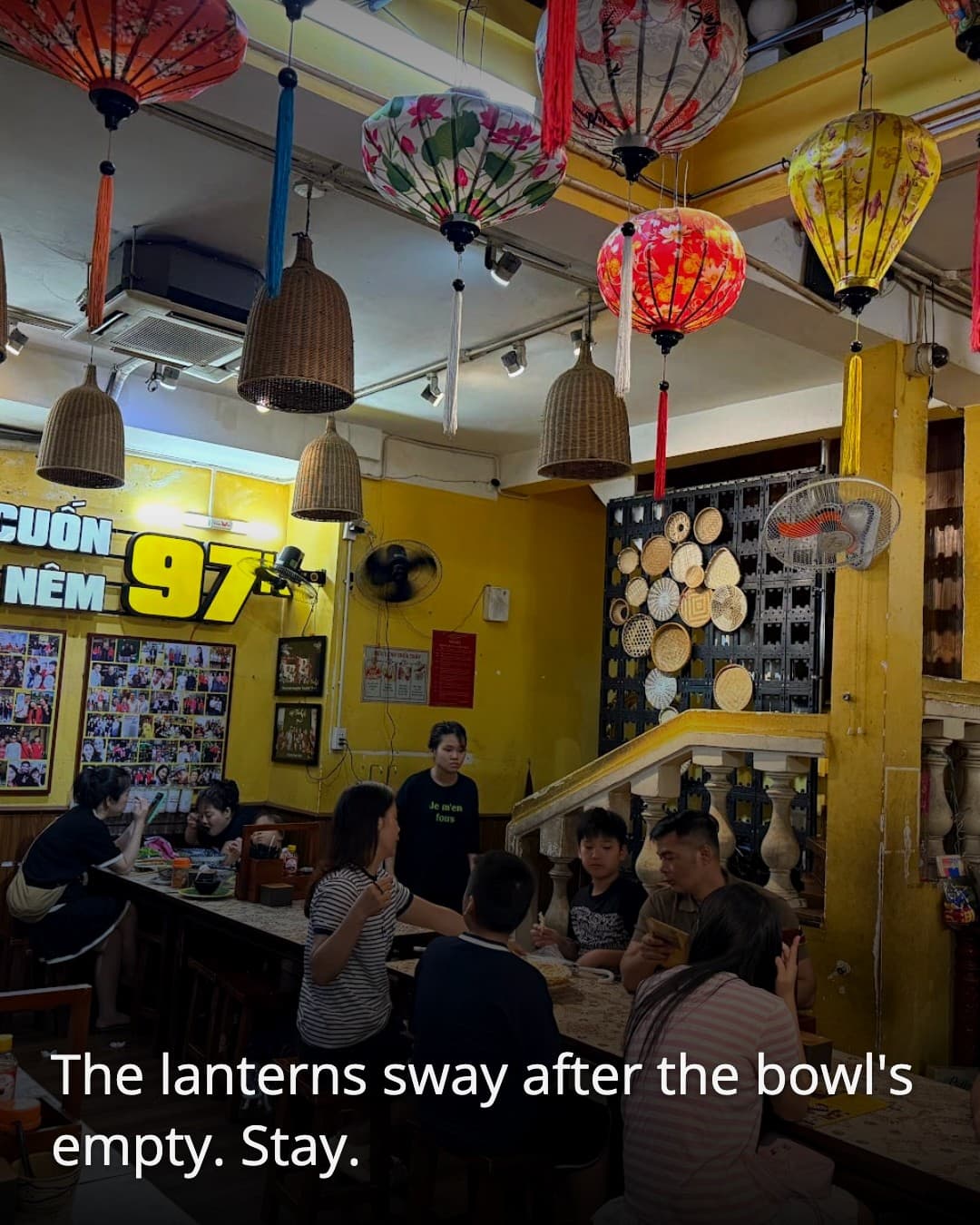 Mi Quang Ech Bep Trang interior with lanterns